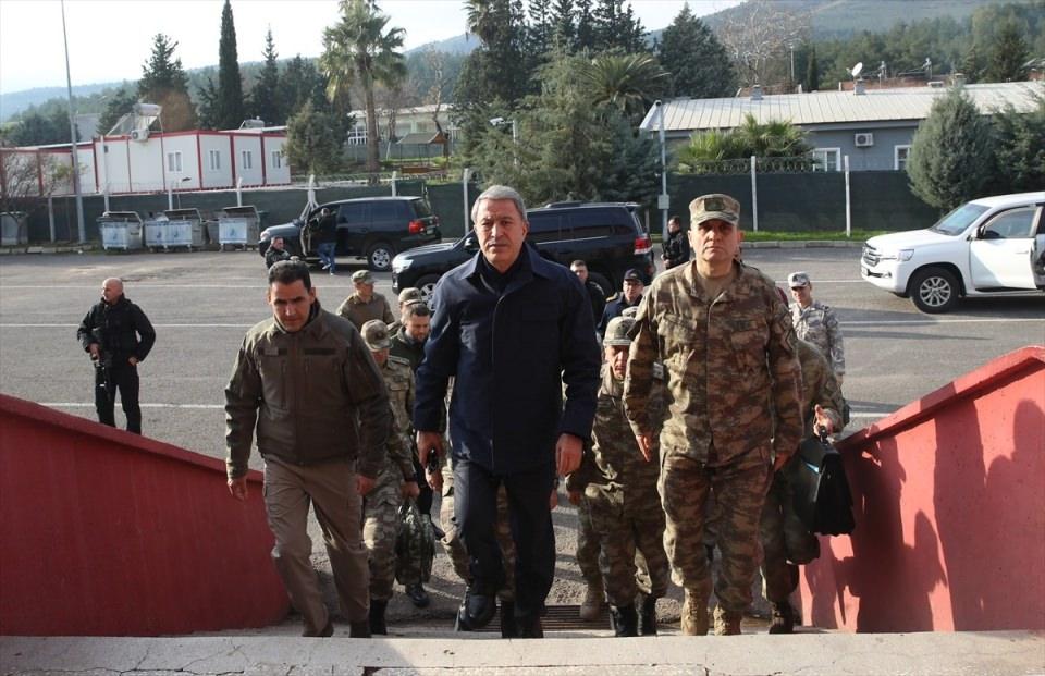 <p>Milli Savunma Bakanı Hulusi Akar, Genelkurmay Başkanı Orgeneral Yaşar Güler, Kara Kuvvetleri Komutanı Ümit Dündar ve MİT Başkanı Hakan Fidan'ın katıldığı toplantıda Suriye'nin kuzeyindeki gelişmeler değerlendirildi.</p>

<p> </p>
