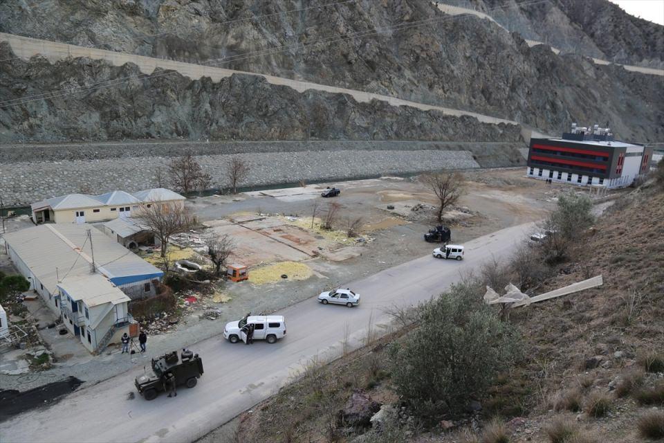 <p>Tatbikat sonrası alana gelen Artvin Valisi Yılmaz Doruk, polisleri tebrik ederek, "Allah gerçeğini yaşatmasın, yaşatırsa da kazasız belasız atlatmayı nasip etsin." dedi.</p>

<p> </p>
