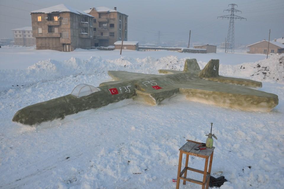<p>Karahan, herkesi yaptığı F-35 savaş uçağını görmeye davet etti. </p>
<p> </p>
