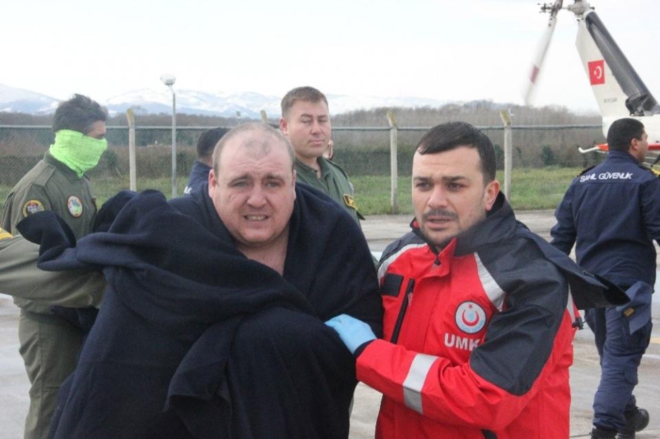 <p>6 mürettebat sağ olarak kurtarıldı. Bir kişinin cansız bedenine ulaşıldı. Diğer mürettabatın kurtarılması için çalışma yürütülüyor. </p>
<p> </p>