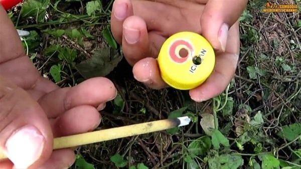 <p>Sadece plastik şişe, ip ve kanca kullanan çocuklar, tuzağın nasıl hazırlandığını kare kare izleyicileriyle paylaştı. </p>
<p> </p>