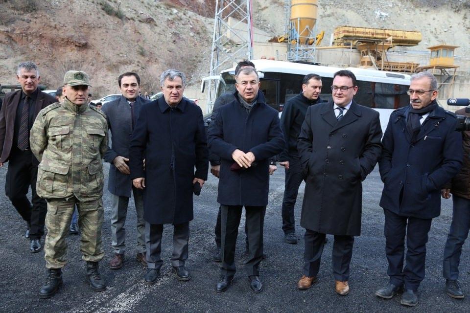 <p> Tırnağınız taşa değmeden mesleğinizi bitirerek, hayırlısıyla emekli olmanızı Yüce Allah'tan diliyorum.</p>