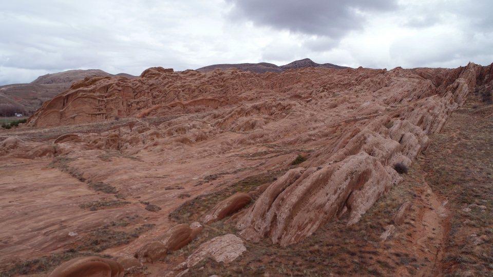 <p>Sivas’ta Sivadokya olarak adlandırılan Eğribucak kayalıkları, kırmızı rengi ve alışılmışın dışındaki yüzey şekli ile Mars gezegenini andırıyor. </p>
