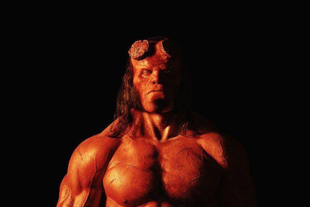 <p><strong>Hellboy</strong></p>

<p>Mike Mignola'nın imzasını taşıyan Hellboy resimli romanları ilk kez 1993 yılında yayımlandı... İlk sinema uyarlamasını 2004'te seyrettik. Yönetmen ve senaryo yazarı Guillermo Del Toro'ydu. Hellboy'u ise Ron Perlman oynuyordu... Aynı ikili 2008'de bu kez “Hellboy II: The Golden Army”yi yaptılar...</p>
