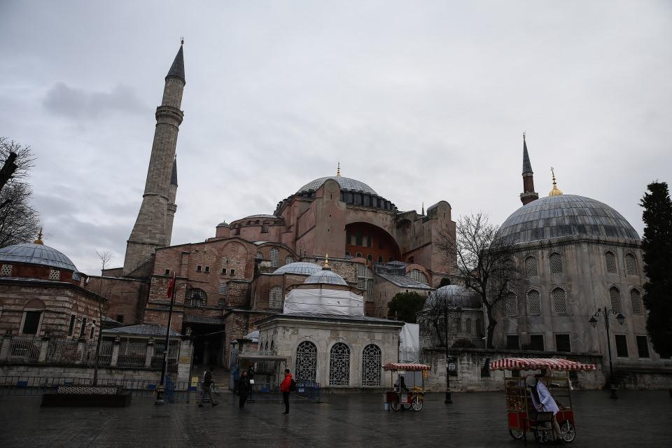 <p>İki kıtayı birleştiren boğazı ile dünyada eşine az rastlanır özelliği bulunan İstanbul, asırlardır ev sahipliği yaptığı medeniyetlerin izleriyle her dönem turistleri cezbediyor. </p>

<p> </p>
