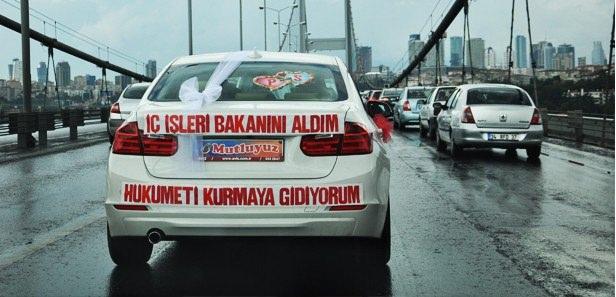 <p>Arkasında 'İçişleri bakanını aldım, hükümeti kurmaya gidiyorum!' yazılı olan araç Boğaziçi Köprüsü'nde ilerlerken... </p>
<p> </p>