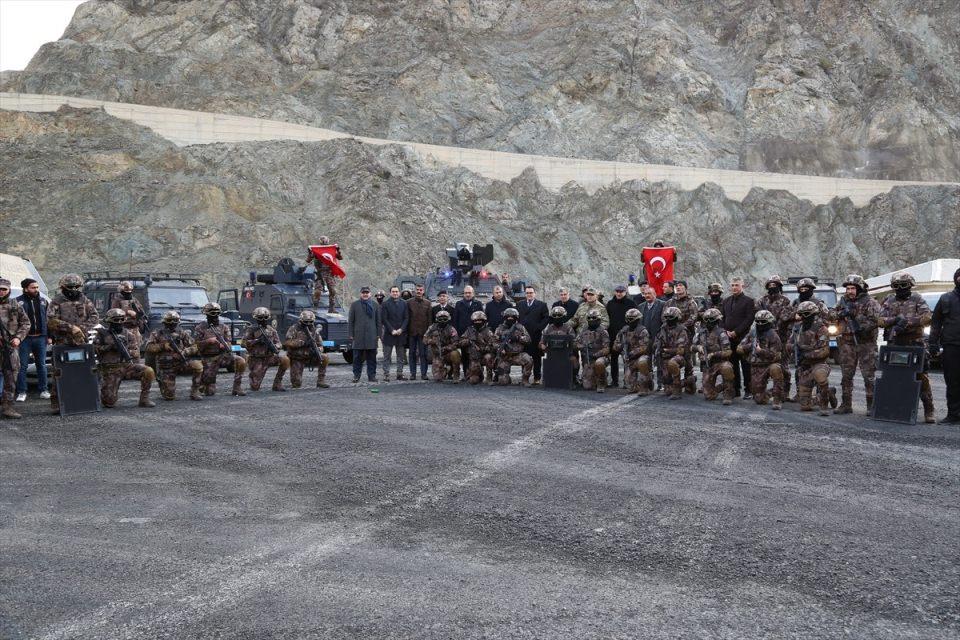 <p>İl Emniyet Müdürü Selvi de tatbikata katılan polisleri tebrik ederek, "Meslek hayatınız boyunca katıldığınız tüm operasyonlar hep böyle başarılı olur inşallah.</p>
<p> </p>
