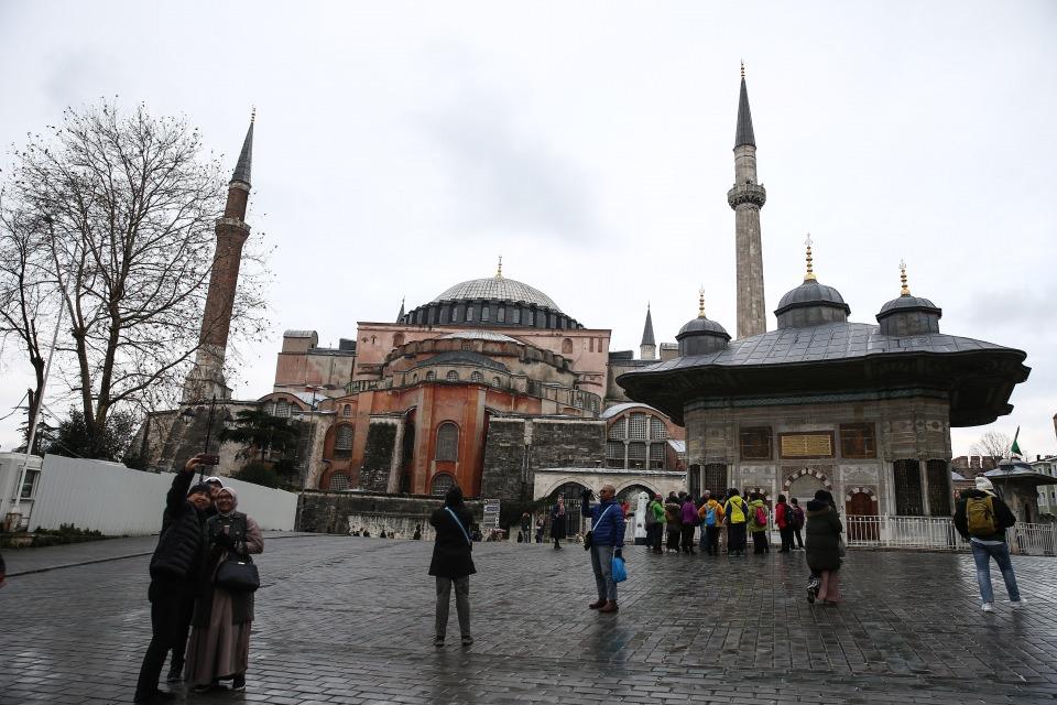 <p>Özellikle İstanbul'u "İstanbul" yapan tarihi yarımada içindeki Ayasofya, yerli ve yabancı turistlerin her dönem ilgi odağı oluyor.</p>

