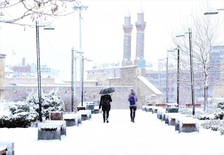 <p>SİVAS</p>
<p>İl genelinde okullar bugün tatil.</p>