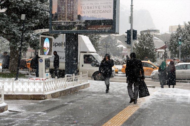<p>TOKAT</p>
<p>İl genelinde okullar bugün tatil.</p>