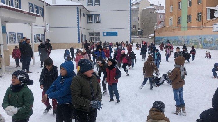 <p>KARAMAN</p>

<p>Karaman merkez, Ermenek, Sarıveliler, Başyayla, Ayrancı ve Kazımkarabekir ilçelerinde okullar bugün tatil.</p>
