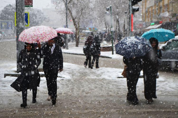 <p>ISPARTA</p>
<p>Isparta il merkezi ve merkeze bağlı köylerde bugün okullar tatil.</p>