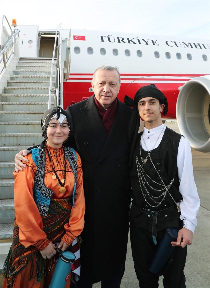 <p>Cumhurbaşkanı Erdoğan'ı Trabzon Havalimanı'nda İçişleri Bakanı Süleyman Soylu ve Trabzon Valisi İsmail Ustaoğlu karşıladı.</p>
