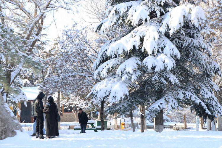 <p><strong>NİĞDE</strong></p>
<p>Niğde'de olumsuz hava koşulları nedeniyle il genelinde bugün okullar tatil edildi.</p>