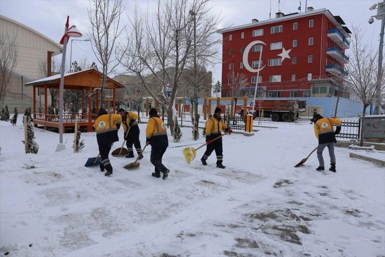 <p><strong>VAN</strong></p>
<p>Van'ın Çatak ve Çaldıran ilçelerinde olumsuz hava şartları nedeniyle eğitime bugün ara verildiği bildirildi. </p>
