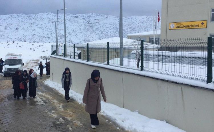 <p><strong>ADIYAMAN</strong></p>
<p>Adıyaman’ın Sincik ilçesinde etkili olan yoğun kar yağışı ve soğuk hava nedeniyle ilçede tüm okullar 1 gün (Perşembe) tatil edildi. </p>
<p>Sincik İlçe Milli Eğitim Müdürü Ahmet Aydın yaptığı açıklamada, “İlçemizde devam eden yoğun kar yaşı ve soğuk havadan dolayı don ve buzlanmaya karşı ilçe genelinde ki tüm okullarımız 10 Ocak Perşembe günü tatil edilmiştir” ifadelerini kullandı. </p>
