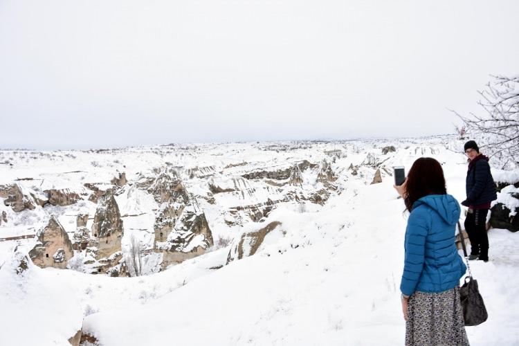 <p>Nevşehir’in Derinkuyu ilçesine bağlı belde, köy okullarının yanı sıra taşımalı eğitim 1 gün tatil edildi. </p>
<p>Derinkuyu Kaymakamlığı tarafından yapılan açıklamada, “Yollarda meydana gelen buzlanma nedeniyle belde, köy okulları ve taşımalı eğitime 10 Ocak Perşembe günü bir gün süreyle tatil edilmiştir” denildi. </p>