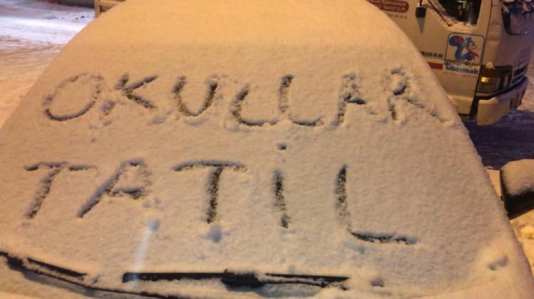 <p><strong>ELAZIĞ</strong></p>
<p>Elazığ'ın 2 ilçesinde taşımalı eğitime 1 gün ara verildi </p>
<p>Kar yağışı nedeniyle Elazığ'ın Karakoçan ve Palu ilçelerinde taşımalı eğitime 1 gün ara verildi. </p>
<p>İl Milli Eğitim Müdürlüğünden yapılan açıklamada, "Karakoçan ilçemizde 17, Palu ilçemizde 20 köydeki taşıma kapsamındaki öğrenciler için 10.01.2019 Perşembe günü kısmi tatil kararı alınmıştır"denildi. </p>