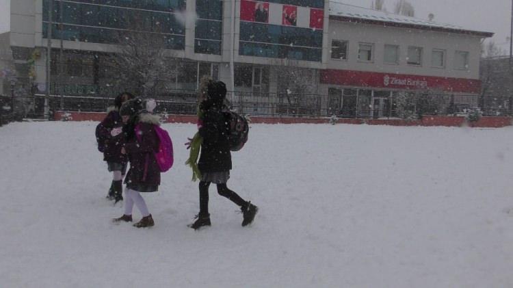 <p><strong>AĞRI</strong><br />
<br />
Ağrı'nın Eleşkirt il&ccedil;esinde yoğun kar yağışı ve tipi nedeniyle eğitim &ouml;ğretime bug&uuml;n ara verilecek.</p>
