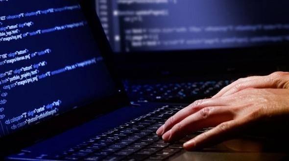 <p>Hayır, deep web kullanmak ya da sadece giriş yapmak suç değildir. Ancak önemli bir ayrıntı var ki, legal olan bu boyutun %95’i illegaldir. Pek bir legal işin döndüğü söylenemez burada. Bu yüzden de neye bulaştığınızdan emin olmalısınız.</p>