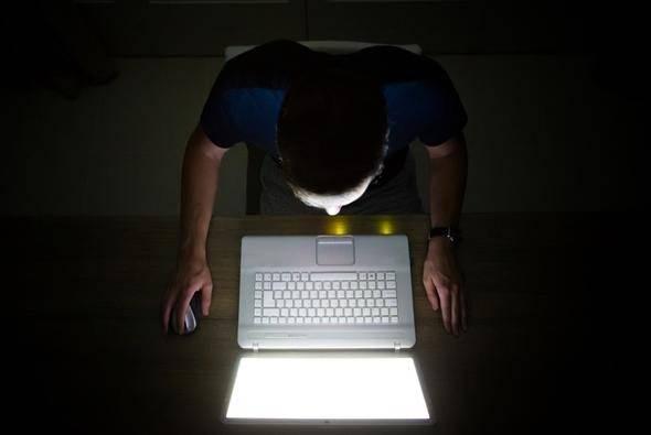 <p>İstediğiniz hırsızlığı yapıp o anın videosunu size göndereceğini iddia edenler bile var. Sahte pasaport ve vizeler havada uçuşuyor ve daha saymanın mümkün olmadığı yasa dışı her ilana, hatta hayal dahi edemeyeceklerinize burada rastlamanız mümkün.</p>
