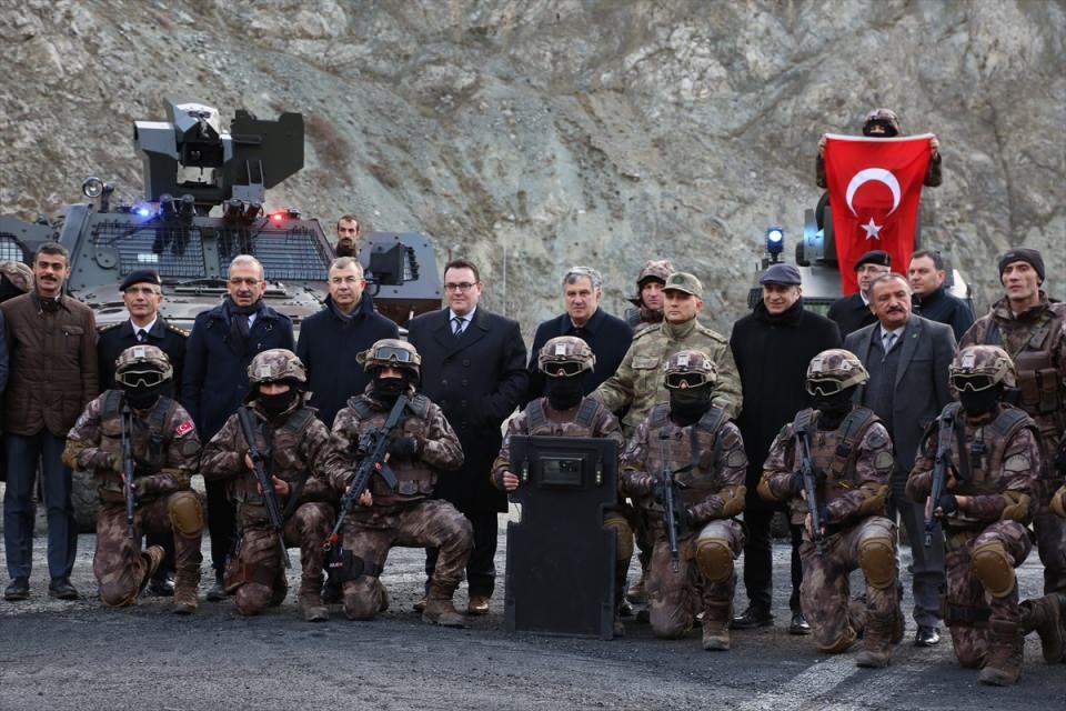 <p>Kapıya yerleştirilen patlayıcının infilak ettirilmesinin ardından eve giren PÖH timi, iki teröristi sağ yakaladı.</p>
<p> </p>