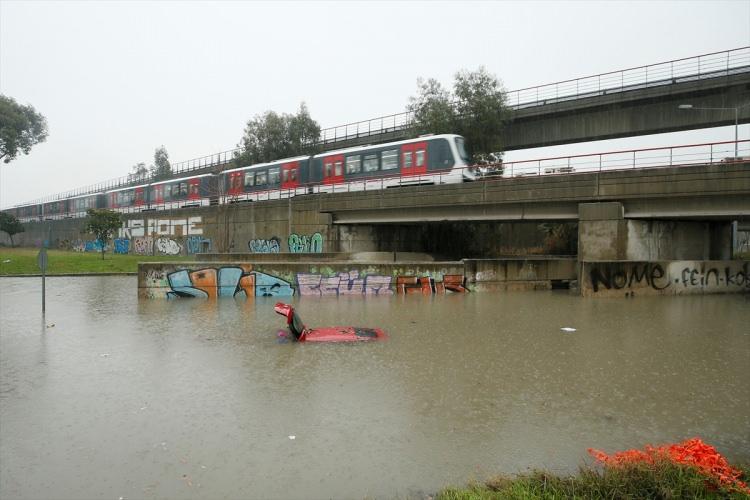 <p> İzmir Büyükşehir Belediyesinden yapılan yazılı açıklamada ise son 3 günde kentin pek çok bölgesinde metrekareye 250 kilograma yakın yağış düştüğü kaydedildi.</p>
