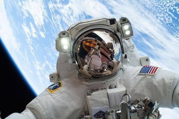 <p>Adaylar astronot olabilmek için çok zorlu bir dayanıklılık testinden geçiyorlar ve aynı zamanda NASA yetkilileri ile yaptıkları görüşme sırasında yetkilileri etkilemek zorundalar.</p>

