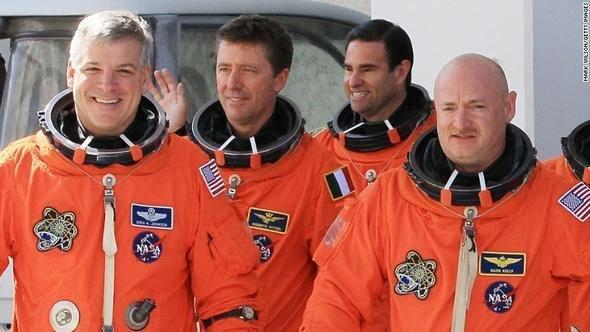 <p>Astronot olabilmek için mühendislik, bilim veya matematik bölümünden mezun olmak gerekiyor. Maaşlar 60-130 bin dolar arası... Jet uçakta uçuş deneyimi tercih sebebi...</p>

<p>Şimdi isterseniz Dünya'ya geri dönelim!</p>
