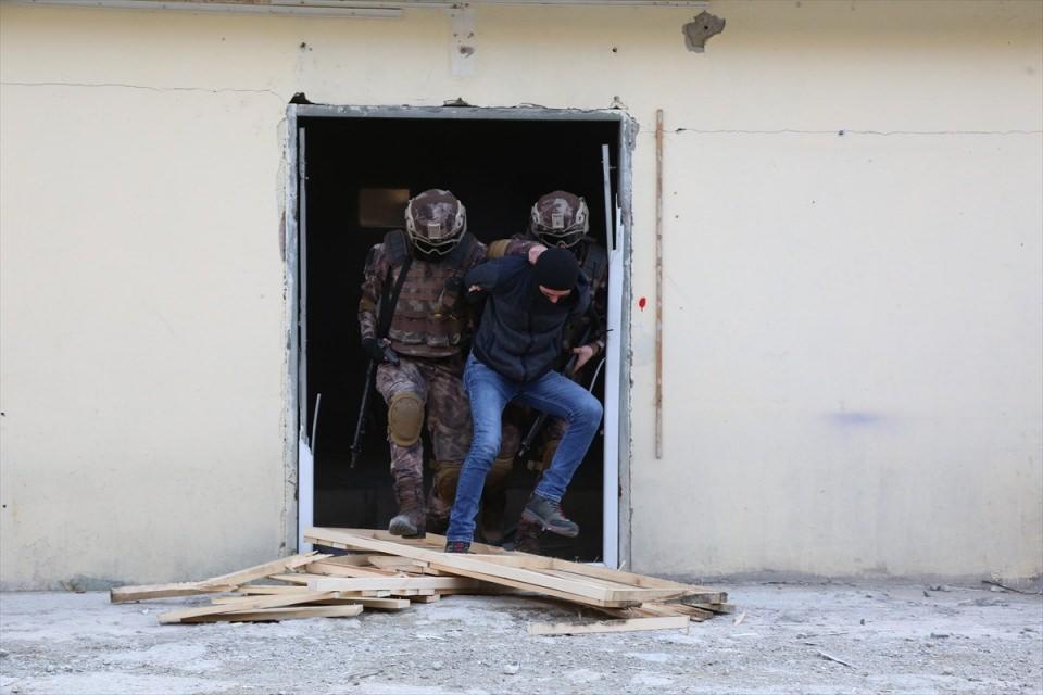 <p> Hepinizi tebrik ediyorum. Vatan sizden hizmet bekliyor. Bugün burada bu hizmeti verecek kapasitede olduğunuzu da gururla izledik." diye konuştu.</p>