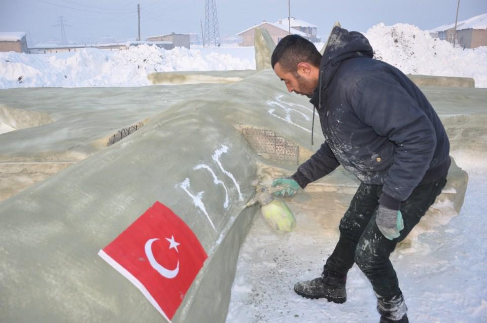 <p>Bunun maliyeti de baya yüksek oldu. İşçiliğiyle beraber uçağın yapımına 7-8 bin lira param gitti. </p>
