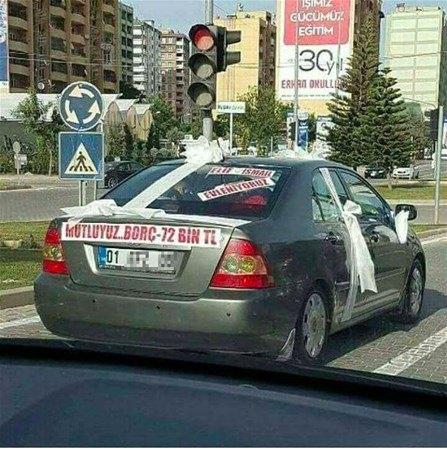 <p>Diğer sürücüler de bu ilginç yazıyı cep telefonlarının kameralarıyla çekti.</p>