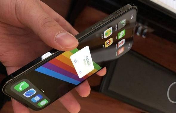 <p>Steve Jobs’un özellikle dikkat ettiği tek elle kullanıma uygun bir model üretilmiş olacak. Üstelik önceki modellere kıyasla oldukça büyük bir ekranla gelecek.</p>

<p> </p>
