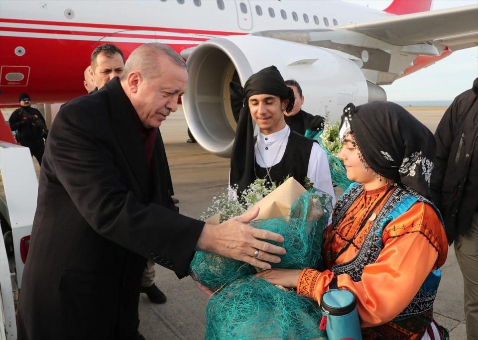 <p>Cumhurbaşkanı Erdoğan'ı Trabzon Havalimanı'nda yöresel kıyafetli çocuklar çiçeklerle karşıladı.</p>
