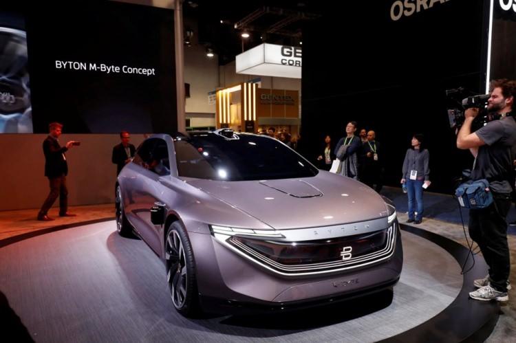 <p>Çinli elektrikli otomobil üreticisi Byton, ilk olarak CES 2018 etkinliğinde ortaya çıkardığı SUV konsepti sonrasında elektrikli ve sürücüsüz olarak karşımıza çıkarmıştı.</p>

