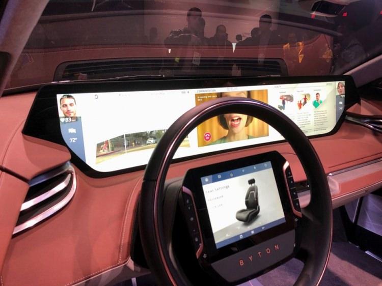 <p>45 bin dolar civarında bir başlangıç fiyatına sahip olacağı belirtilen aracın 71 kWh (400 km menzil) ve 95 kWh'lık (520 km menzil) iki farklı batarya seçeneği de olacak. </p>