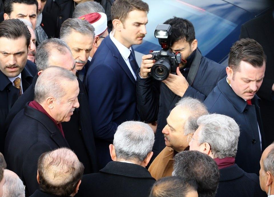 <p>Türkiye Cumhurbaşkanı Recep Tayyip Erdoğan, eski AK Parti Erzurum Milletvekili Muhyettin Aksak'ın Ahmet Hamdi Akseki Camisi'ndeki cenaze törenine katıldı. Törene TBMM Başkanvekili Levent Gök de katıldı.</p>
<p> </p>