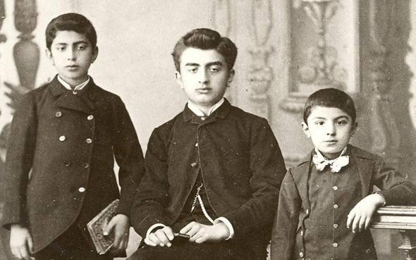 <p>Petrol baronu Üsküdar doğumlu Osmanlı Ermenisi Kalust Sarkis Gülbenkiyan, 1955 yılında dünyanın en zengin insanı olarak ölmüştü. Osmanlı topraklarında bulunan petrol yatakları için imzalanan kontratlardan aldığı komisyonlar nedeniyle 'Bay yüzde 5' lakabıyla bilinen Gülbenkiyan'ın hayatı kitap oldu.</p>

<p>Gülbenkiyan'ın hikayesi ve servete kavuşması Jonathan Conlin'in "Bay Yüzde Beş: Dünyanın en zengin adamı Kalust Gülbenkiyan'ın pek çok hayatı" isimli kitabında anlatılıyor</p>

<p> </p>

