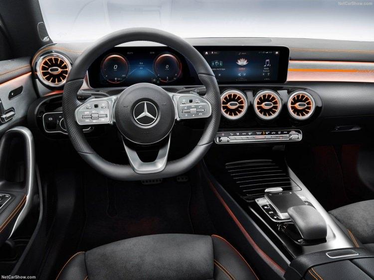 <p>CES'te, 2 litre ve 224 beygir güç üreten motoru ve 7 ileri otomatik şanzımanı ile sahneye çıkan CLA 250'nin yanı sıra, CLA180, CLA 200, CLA 200d ve CLA 220d seçenekleri de satışa sunulacak.</p>