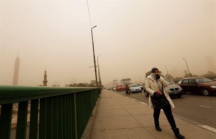 <p>Mısır'ın başkenti Kahire'de etkili olan kum fırtınası hayatı olumsuz etkiledi.</p>

<p> </p>
