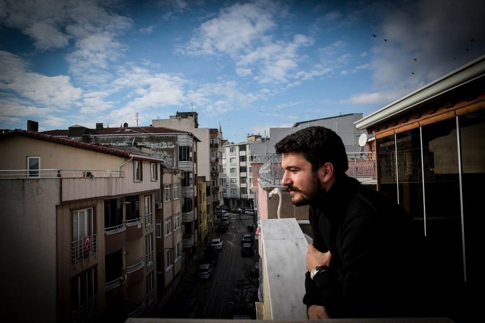 <p><strong>Kanadını doktor sardı</strong></p>
<p>İlk müdahaleyi yakınlardaki bir zabıta karakolunda yaptıklarını ve kanayan kanadını sardıklarını anlatan Tüydeş, şöyle devam etti:</p>
<p>"Bu müdahalenin ardından flamingoyu arabayla hızlıca Karacabey merkeze getirdik. Burada bir veteriner müdahale etti. Eve getirdim ama gece pansumanını tekrar açtığını fark ettim. O saatte veteriner bulamayacağım için doktor olan bir arkadaşımdan yardım istedim.</p>