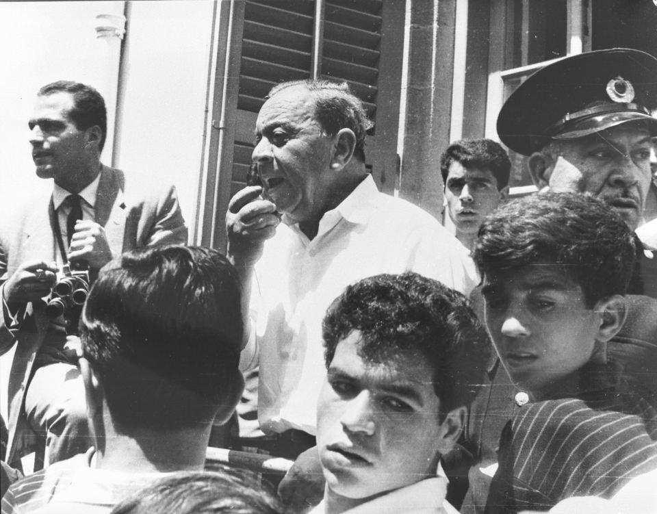 <p>Kıbrıslı Rumların, Kıbrıslı Türklere karşı saldırılarının başlaması üzerine 21 Aralık 1963'te on binlerce Türk, göçmen durumuna düştü ve yüzlerce Türk de çoluk çocuk, genç yaşlı, kadın erkek demeden hunharca katledildi. </p>

<p>Küçük, 1963'teki toplumlar arası çatışmalardan sonra oluşturulan Genel Komitenin başkanı oldu ve 28 Aralık 1967'de kurulan "Geçici Kıbrıs Türk Yönetiminin" Başkanlığına getirildi. </p>

<p>Fazıl Küçük, o dönem belirli bölgelerde sıkışan Kıbrıs Türk halkının ana vatana bağlılığını vurgulayarak halkının milli mücadeleye direncinin kuvvetlenmesi için çabaladı. </p>

<p>Küçük, 15 Ocak 1984'te Londra'da tedavi gördüğü hastanede hayatını kaybetti. </p>

<p>Küçük'ün naaşı 23 Ocak 1984'te Lefkoşa Anıttepe'de defnedildi. </p>
