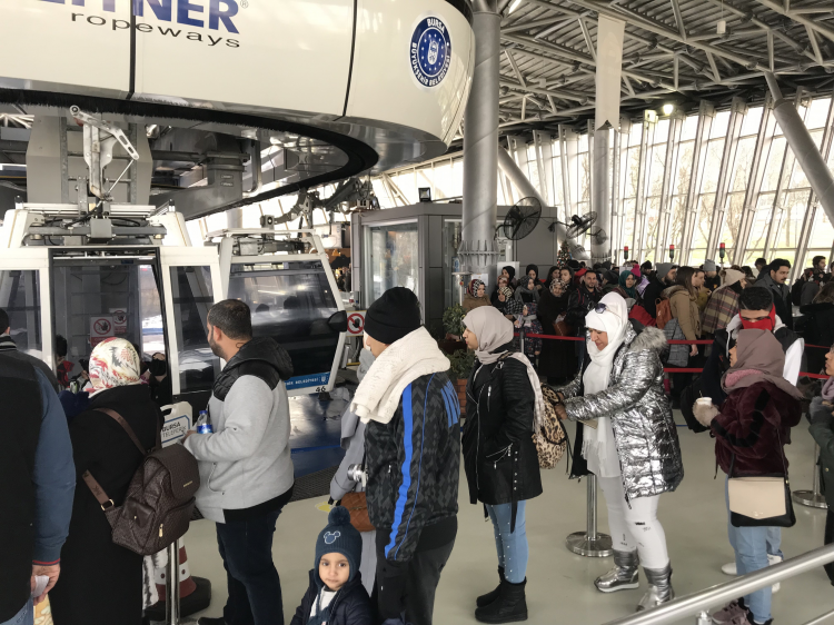 <p>Kış turizmin gözde merkezlerinden Uludağ’a okulların sömestr tatiline girmesinin ardından tatilciler akın etti.</p>
