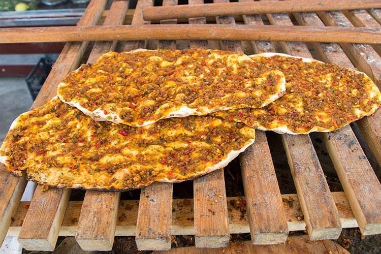 <p>Lahmacun – 5 üzerinden 4,5 yıldız (Tüm Türkiye)</p>

<p><a href="http://www.yasemin.com/yemek/haber/2790429-evde-kolay-lahmacun-nasil-yapilir" target="_blank"><span style="color:#800080"><strong>EVDE KOLAY LAHMACUN HAZIRLAMAK İÇİN TARİFİ LİNKE TIKLAYABİLİRSİNİZ: LAHMACUN TARİF</strong></span></a><strong><span style="color:#800080">İ</span></strong></p>
