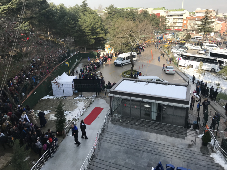 <p>Bazı tatilciler kara yoluyla, bazıları ise trafiğe takılmamak için teleferikle zirveye çıkıyor.</p>