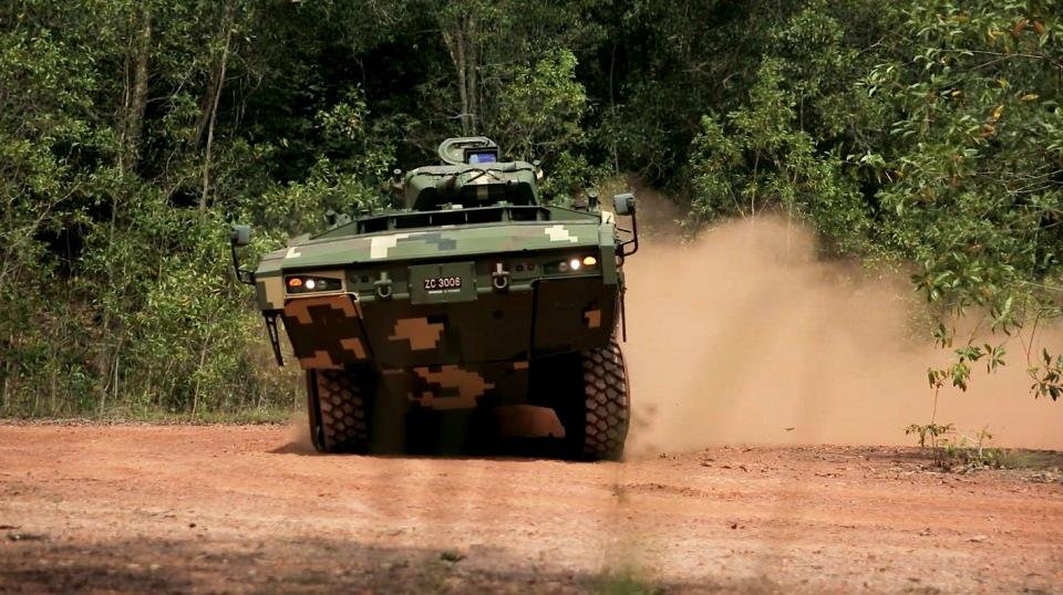 <p> Türk savunma sanayisinin önde gelen kara aracı üreticilerinden FNSS Savunma Sistemleri AŞ, 2011 yılında imzalanan sözleşme doğrultusunda Malezya Silahlı Kuvvetlerinin ihtiyacını karşılamak için DEFTECH ile kurduğu iş ortaklığıyla AV8 adı verilen 8x8 tekerlekli zırhlı muharebe aracını üretiyor.</p>

<p> </p>
