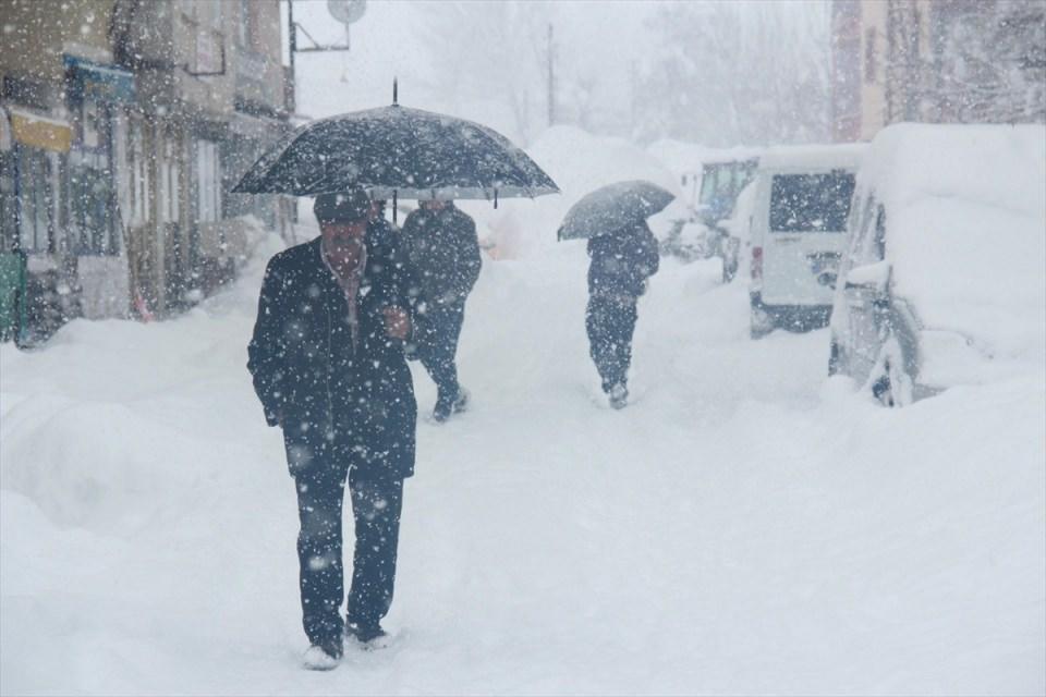 <p>Evlerinin önlerinde küreklerle karların arasından yol açan vatandaşlar, uzun yıllar sonra ilk defa böyle bir kış mevsiminin yaşandığını dile getirdi. </p>