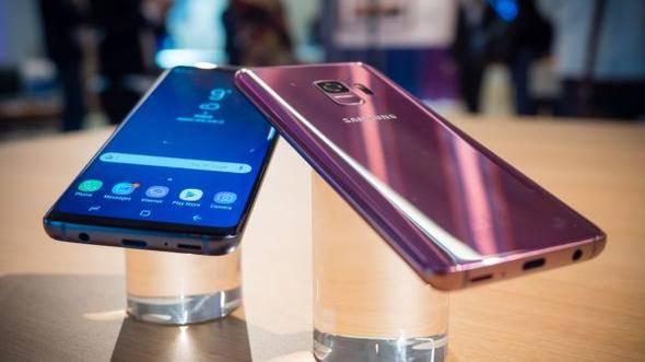 <p><strong><em>Samsung telefon sahiplerine hayati uyarı</em></strong></p>

<p>Samsung marka telefon kullanan herkes hangi model telefonu kullandığına önce baksın. Çünkü Samsung'un iki telefonuna bugün dev bir güncelleme geldi. Samsung telefon sahipleri için bugün yeni dönem başladı. Telefonunuzu baştan sona değiştirecek Android Pie güncellemesi bakın hangi telefon modellerine geliyor? Sizin telefonunuz listede var mı? Hemen kontrol edin...</p>
