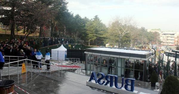 <p>Bir saattir kuyrukta beklediğini ifade eden tatilciler, “Trafik sebebiyle teleferiği tercih ettik. Ama burada da uzun kuyruklar var. İnşallah kısa zamanda zirveye çıkarız” dedi.</p>