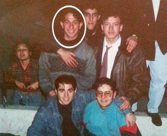 <p>Ünlü komedyen yayınladığı bu kareye, "Cem abin de liseliydi... 1987 airport disco galiba :) Kazakların kotun içine sokulduğu dönem" notunu düştü. </p>

<p> </p>
